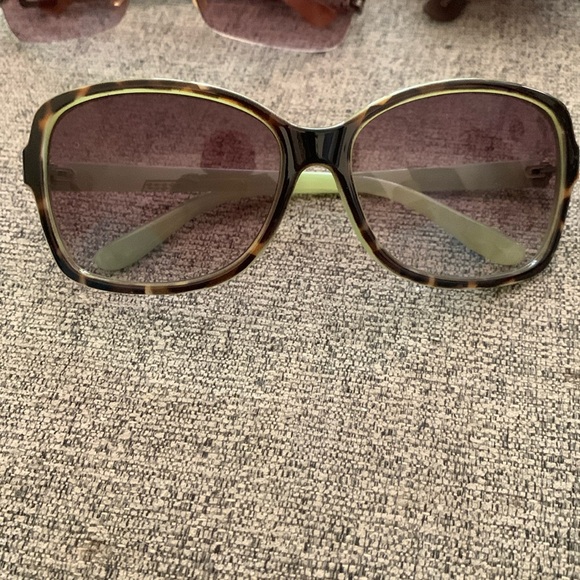 Women’s Sunglasses - Picture 1 of 2